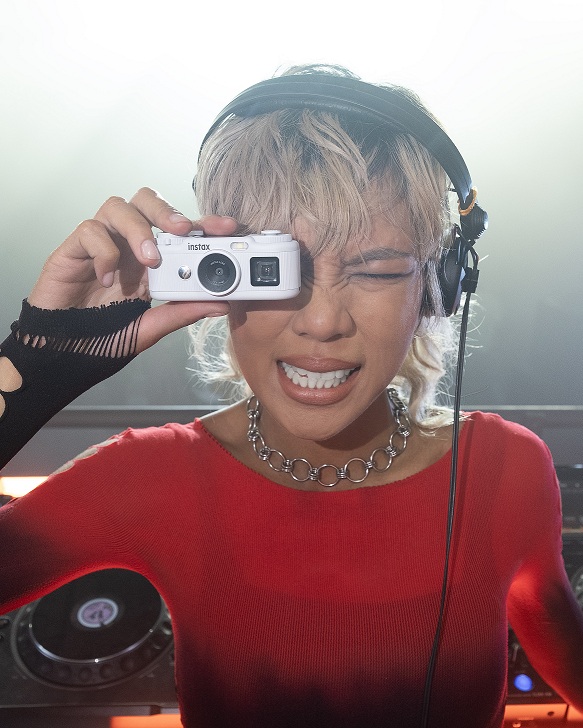手のひらサイズカメラ“チェキ”「instax Pal 2™」POPUP開催！ | COVER