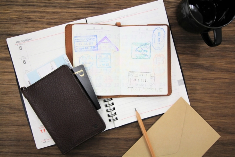 出発から到着まで。海外旅行を支える革のパスポートケースをご紹介！