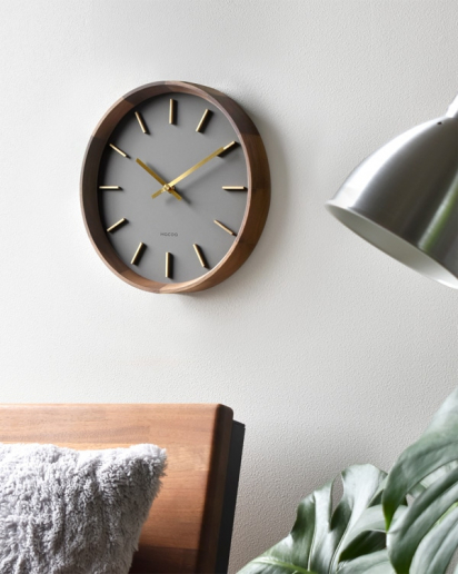 【Pick up!】オフィスやリビングをシックに演出 ウォールナットと真鍮が印象的な木製壁掛け時計「Frame Clock Circle」