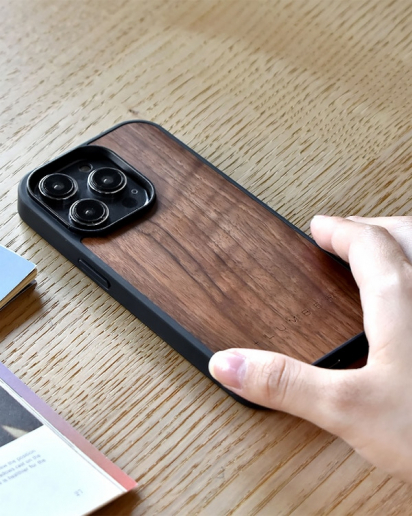 【New item!】ハードケースと天然木を融合したiPhone 14Pro専用木製ケース