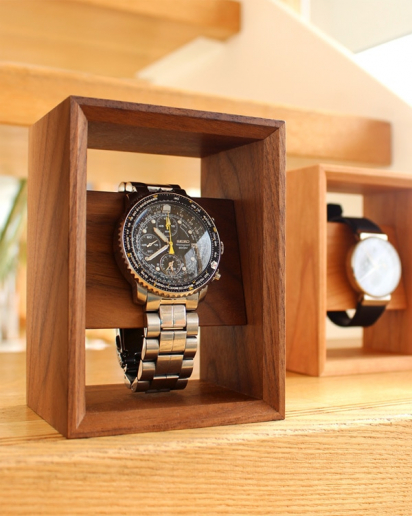 【Pick up!】大切な腕時計を額縁に飾るようにディスプレイできる木製腕時計スタンド