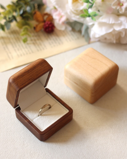 【クリスマス】大切な指輪を引き立てる格調高い木製リングケース「Ring Case」