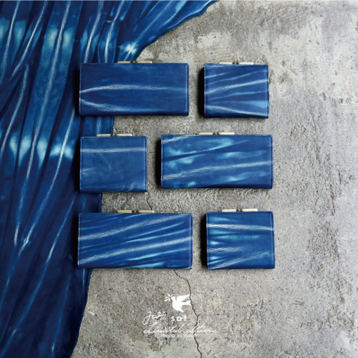 日本が誇る藍染革を使った逸品。2022年クリスマス限定品好評発売中