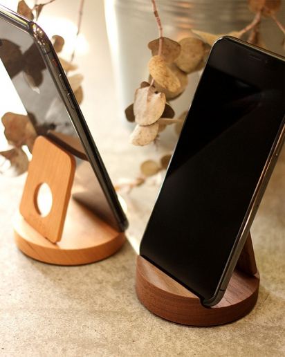 【Pick up!】汎用性高い木製スマートフォンスタンド「Smartphone Stand」