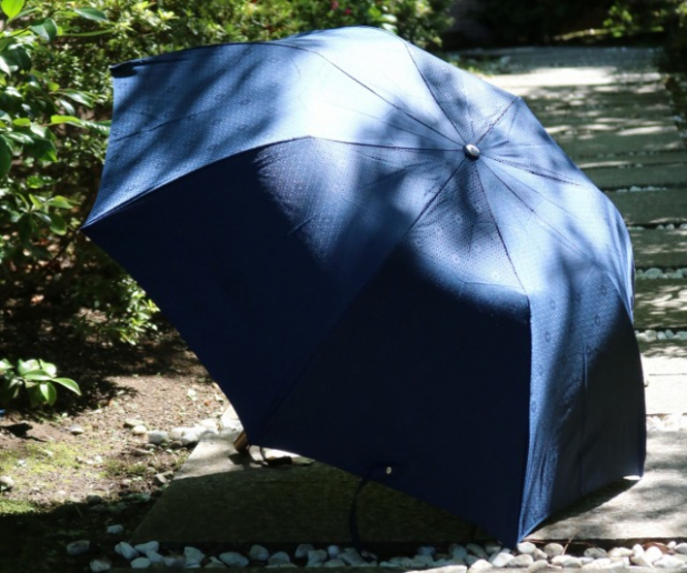 甲州織を使った大人の逸品。晴雨兼用の折り畳み傘のご紹介