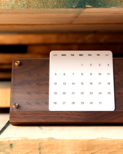 【Pick up!】木の経年変化を楽しむ卓上万年カレンダー「Desk Calendar Eternal」