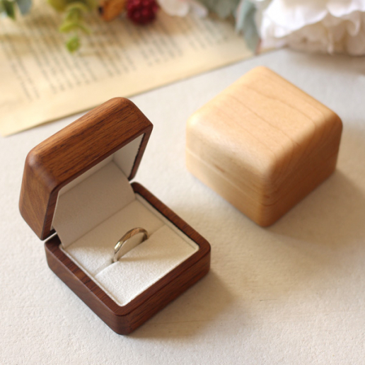 【Pick up!】大切な指輪を引き立てる格調高い木製リングケース「Ring Case」