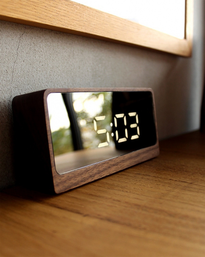 【Pick up!】鏡にデジタル時計が浮かび上がる幻想的な木製時計「Mirror Clock」